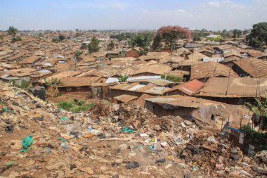 Kibera, Nairobi, Kenya - 13 Şubat 2015: Nairobi - Afrika yoksul yerlerden gecekondu çöpe büyük yığınları