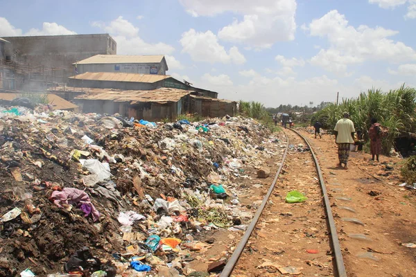 Кібера Найробі Кенія Лютого 2015 Величезна Гора Сміття Залізниці Області — стокове фото