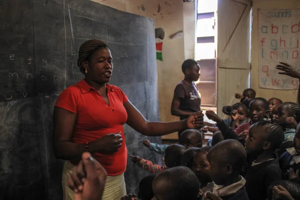 Kibera Nairobi Kenia Februari 2015 Afrikaanse Vrijwilliger Leraar Armste School — Stockfoto