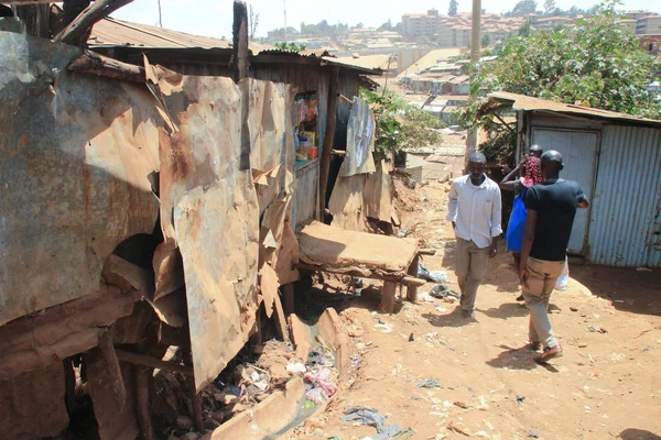 Kibera, Nairobi, Kenya - 13 Şubat 2015: gecekondu zavallı kulübe ile bir sokak
