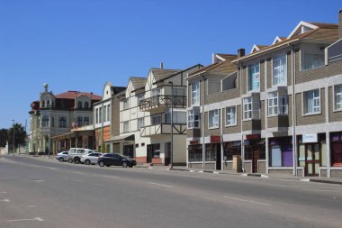 Swakopmund, Namibya - 18 Nisan 2015: Eski zaman Alman binalar ve Mimarlık: evler, dükkanlar ve yol bir Afrika City