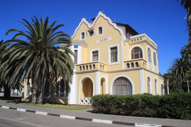 Swakopmund, Namibya - 18 Nisan 2015: Eski zaman Alman binalar ve Mimarlık: evler, dükkanlar ve yol bir Afrika City