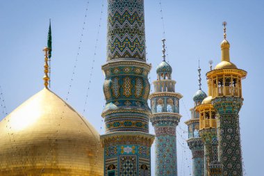 : Qom, Iran - 10 Mayıs 2017: Minare, kubbe ve muhteşem İran (Pers) Camii Fatima Masumeh Shrine mavi dekorasyon ayrıntıları.