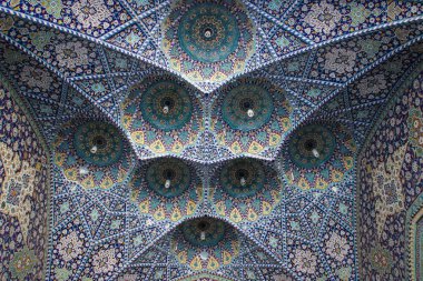 : Qom, Iran - 2017: Muhteşem İran (Pers) Camii Fatima Masumeh türbe mavi süslemeleri ayrıntılarını.