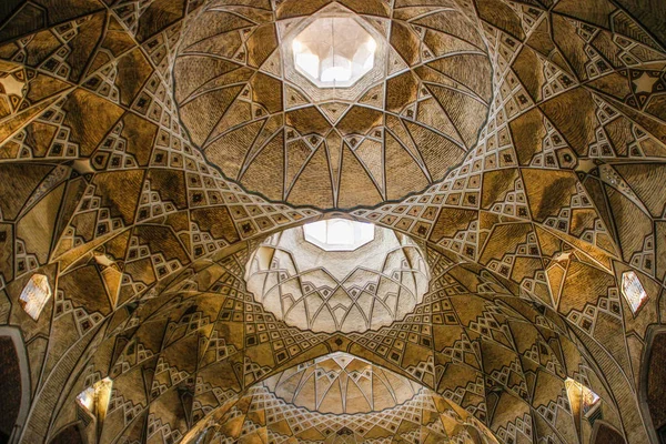 : Qom, Iran - 2017: Muhteşem İran (Pers) Camii Fatima Masumeh türbe altın renkli süslemeleri ayrıntılarını