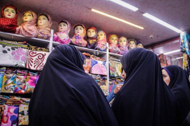 : Qom, Iran - 10 Mayıs 2017: Siyah chodor üç kadın bir eşarp mağaza seçin