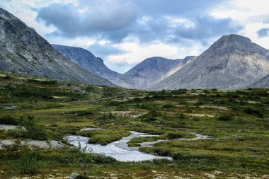 Güzel Soğuk Kuzey Doğa: dağlar, taşlar, kayalar ve ağaçları ve yosun çevrili bir göl. Khibiny dağlar Rus bölgesinde Karelya.
