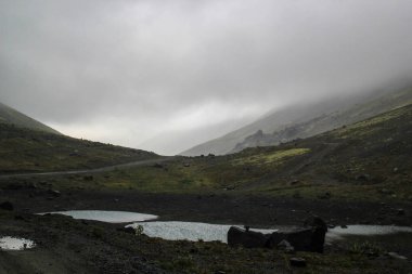 Güzel Soğuk Kuzey Doğa: dağlar, taşlar, kayalar ve ağaçları ve yosun çevrili bir göl. Khibiny dağlar Rus bölgesinde Karelya.
