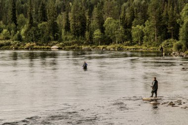Karelya, Rusya Federasyonu - 18 Ağustos 2013: Birkaç balıkçı Karelya Imandra gölde balık yakalamak