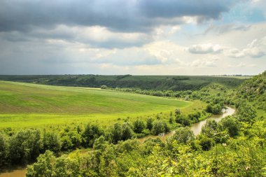 Fırtına ve alan ve nehir üzerinde karanlık fırtına bulutları. Üstten Görünüm