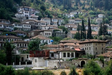 Berat, Arnavutluk - 29 Ağustos 2017: Arnavut Unesco Dünya Mirası kale ve günlük yaşam altında Tarihi Beyaz Şehir Osmanlı evleri dekore edilmiş