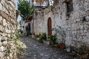 Berat, Arnavutluk - 29 Ağustos 2017: Duvar ve taş yol aşağıda kale beyaz tarihi kasabada. Arnavut Unesco Dünya Mirası ortak yaşam