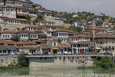 Berat, Arnavutluk - 29 Ağustos 2017: Arnavut Unesco Dünya Mirası nehir ve günlük yaşam boyunca kale altında Tarihi Beyaz Şehir Osmanlı evleri dekore edilmiş