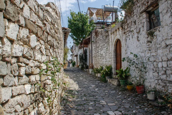 Berat, Arnavutluk - 29 Ağustos 2017: Duvar ve taş yol aşağıda kale beyaz tarihi kasabada. Arnavut Unesco Dünya Mirası ortak yaşam