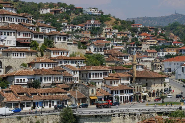 Berat, Arnavutluk - 29 Ağustos 2017: Arnavut Unesco Dünya Mirası kale ve günlük yaşam altında Tarihi Beyaz Şehir Osmanlı evleri dekore edilmiş