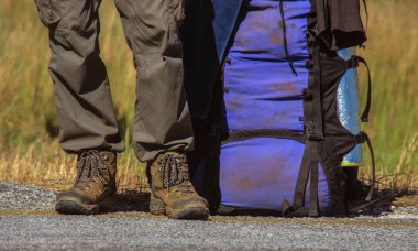 Trekking bot ve şort ve bir sırt çantası içinde erkek bacaklar