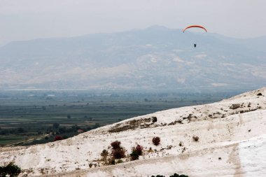 Denizli İli ve Türkiye'de yamaç paraşütü üzerinde ünlü ve şaşırtıcı termal Pamukkale veya pamuk Kalesi yaylar