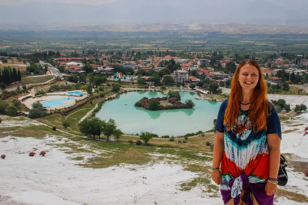 著名的和惊人的温泉帕穆克卡莱或棉花城堡在土耳其德尼兹利省 红头发嬉皮士女孩在一个明亮的礼服 — 图库照片