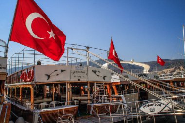 Bodrum, Türkiye - 10 Haziran 2017: Türk bayrakları günbatımında Yatlar gelişmeye.