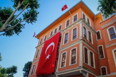 Güzel Barok cephesinde büyük bir Türk bayrağı ile bina. Istanbul, Türkiye
