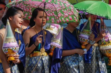 Ayutthaya, Tayland - 3 Mart 2018: Düğün töreni sokakta. Kadın bir şemsiye altında şenlikli elbiseler grubu