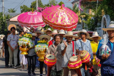 Ayutthaya, Tayland - 3 Mart 2018: Düğün töreni sokakta. Bir grup davul çalma ve çiçek taşıyan neşeli insan