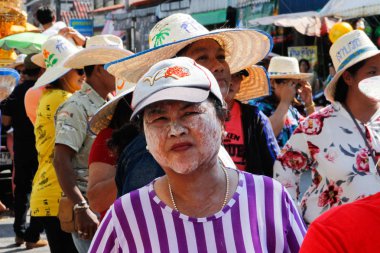 Ayutthaya, Tayland - 3 Mart 2018: Düğün töreni sokakta. Kadın yüzü güneş yanığı Beyaz kil ile bulaşmış.