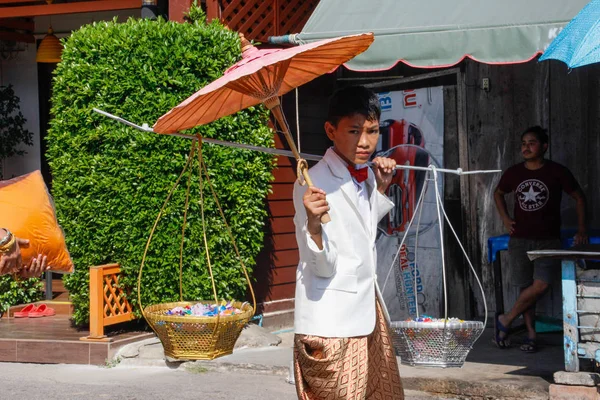 Ayutthaya Thailand Mars 2018 Vigseln Gatan Ung Thailändsk Ung Man — Stockfoto