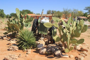 Çıkmak, Namibya - 27 Nisan 2015: terk edilmiş eski Paslı arabalardan Namibya Çölü Namib Naukluft National Park yakınındaki. Afrika