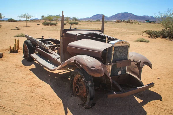 Terk edilmiş eski Paslı arabalardan Namibya Çölü ve Namib Naukluft National Park yakınındaki. Afrika
