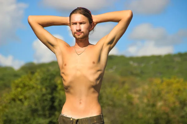 Kaburgaları çıkıntılı çok ince beyaz delikanlı. Deri bir kemikten.