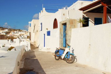 Santorini Island, Yunanistan - 17 Kasım 2016: Fira town beyaz evler ve mavi bir motosiklet ile sokak