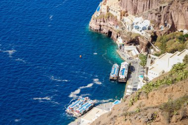 Santorini Island, Yunanistan - 17 Kasım 2016: Fira Town Santorini Adası üzerinde bağlantı noktası. Kayalar ve Ege Denizi arasında yat