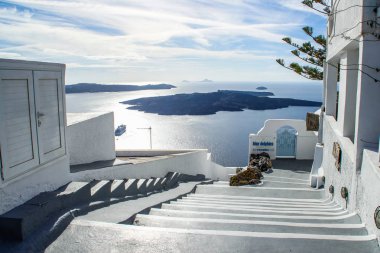 Santorini Island, Yunanistan - 17 Kasım 2016: Güzel beyaz Fira town Street volkan ve Ege Denizi manzaralı