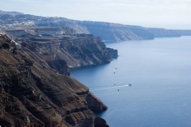 Ege Denizi - dünyanın en romantik adası Santorini'de arka planı mavi çatı beyaz şehir panoramik manzaralı