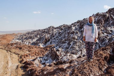 Bir eşarp ve beyaz tunik Tuz Gölü Namak kum Eyaleti, Iran (Pers) ve beyaz bir gülümseyen turist kız bir kafa ile kaplı