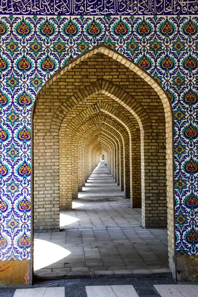 Geleneksel süs eşyaları ve İran camileri mavi bir arka plan üzerinde desenler. İslam sanatı