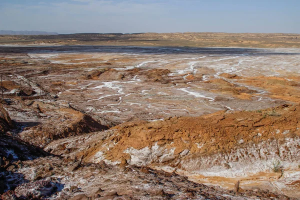 Göl Namak: Qom, Iran (İran) - ilinde kahverengi yeryüzünde tuz kristallerinin tuz.