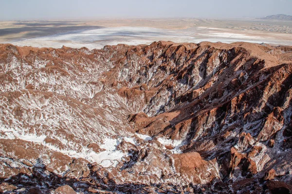 伊朗库姆省盐湖纳马克 棕色地球上的盐晶体 — 图库照片