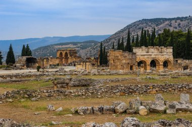 Antik antik Hierapolis sütunlar, kapıları ve mezar Pamukalle, Türkiye'de ile yıkıntıları