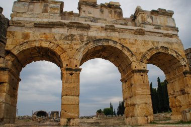 Antik antik Hierapolis sütunlar, kapıları ve mezar Pamukalle, Türkiye'de ile yıkıntıları