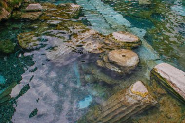 Kleopatra'nın turkuaz su ve sütunlarda Pamukkale antik Havuzu. Denezli, Türkiye.