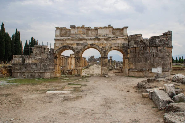 Ruínas Antiga Cidade Antiga Hierápolis Com Colunas Portões Sepulturas Pamukalle — Fotografia de Stock