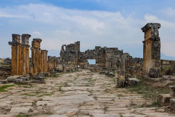 Руины Древнего Города Иераполис Колоннами Воротами Могилами Памукалле Турция — стоковое фото