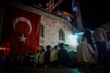 Istanbul, Türkiye - 23 Haziran 2017: Ey iman edenler dini İslami tatil Istanbul camide Ramazan Müslümanlar dua. Büyük Türk bayrağı