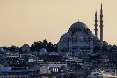 Istanbul, Türkiye - 23 Haziran 2017: Sultanahmet Camii günbatımında boğaz yakınındaki minaters ile