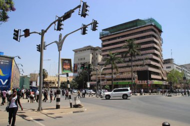 Nairobi, Kenya - 17 Ocak 2015: yol yayalar, arabalar ve trafik ışıkları ile şehir merkezinde