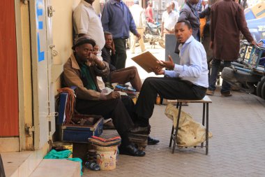 Nairobi, Kenya - 17 Ocak 2015: temiz bir ayakkabı ayakkabılar için bir ofis çalışanı temizler.