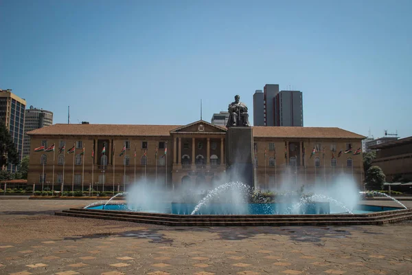 Nairobi, Kenya - 17 Ocak 2015: Kenya'nın ilk başkanı Nairobi Jomo Kenyatta anıt