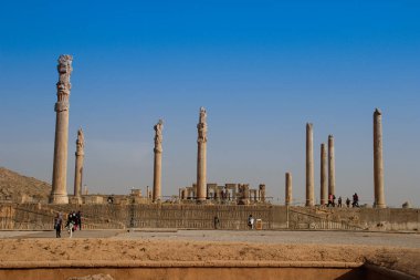 Persepolis, Iran - 15 Mayıs 2017: Duvarları Persia eski başkenti. Persepolis Ahameniş krallığının başkenti olduğunu. Iran görme. Antik Pers. Kısma eski binaların duvarları üzerinde.